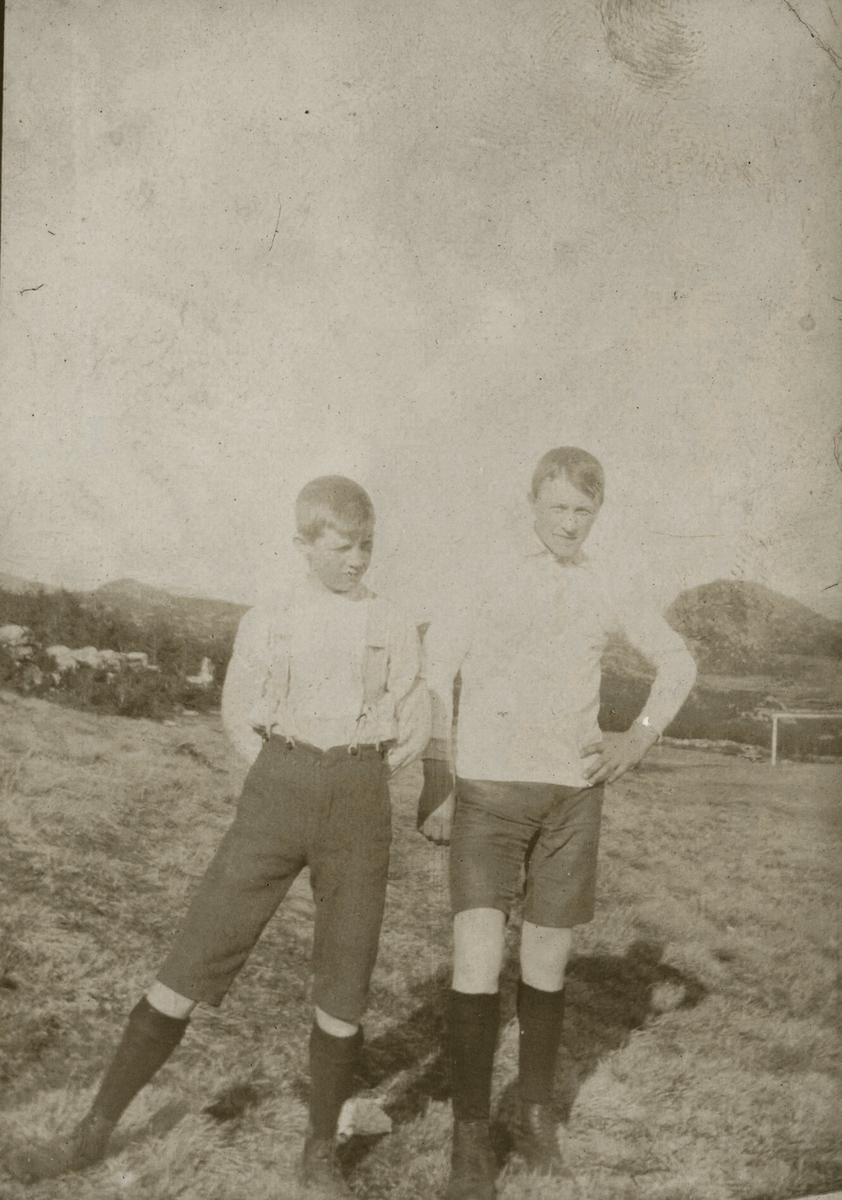Portrettfotografi av to gutter på ei fotballbane.