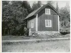 Skultuna sn, Västerås, Björneborg.
Skogvaktare Bergmans stuga. C:a 1900-1910.