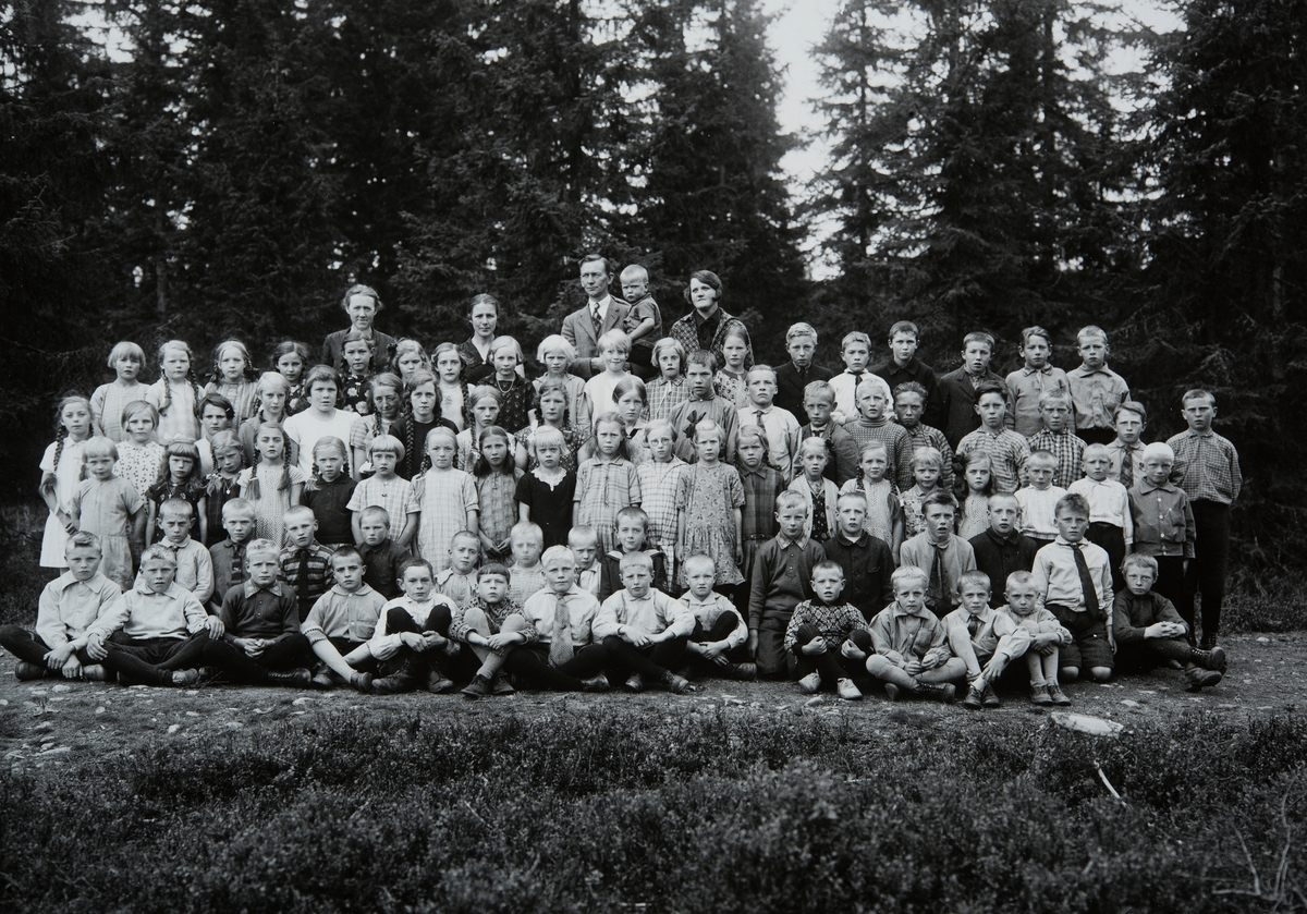 Vestås skole, Vang H: Gruppe skoleelever og lærere. 1 rekke f.v. Kåre Gjefsen, Tor Gjefsen, Larsen, Erling "Furuli",Johan Høgli, Arne Svestad, Kåre Dufseth, Olav Gjørsli, Arvid Knudsen, Kåre Westvang, Ole Moløkken. 2.rekke f.v. Elias Dufset, Torbjørn Westvang, Asbjørn Narmo, Kristian Tønseth, Karl Knudsen, Ivar Nordby, Kristian Svestad, Kristian Busterud, Brynjulf Nordby (sittende), Leif Larsen, Otto børresen, Erling Kristiansen, Sverre Børresen, Olaf Dufseth, Per Pedersen (sittende) 3. rekke f.v. Petra Moløkken, Ingrid Furuli, Margit Furuli, Ingeborg Busterud, Lina Øien, Olaug Aas, Margit Øien, Berta Berntsen, Synnøve Skaalsveen, Pauline Magnussen, Berthe Melbyengen, Agnes Larsen, Karen Tangen, Lilly Knudsen, Kåre Busterud, Ingrid Stuestøl, Aslaug Busterud, Tor Knutsen, Leif Knudsen, Mikael Korsgård. 4.rekke f.v. Alma Dufseth, Tora Dufseth, Gunda Dufseth, Laura Dufseth, Ellen Dufseth, Kristiane Bekkesveum, Borghild, Tømte, Thora Skjeset, Elida Huse, Marie Kirkeby, Birger Berntsen, Nicholai Børrsen, Kåre Olsen, , Michael Sørlie, Johan Petterson, Torstein Magnussen, Arne Nicholaisen, Harald Aasbakken, Leig Gjørsli. 5. rekke f.v. Marie Rosenberg, Jenny Elvsrud, Mina Moløkken, Olaug Skjeseth, Martha Skjeseth, Anbjørg Nordby, Laura Aas, Solveig Pedersen, Agnethe Nybakken, Martha Nordseng, Karin Kristiansen, Betsy Børrsen, Lars M. Huse, Erling Rosenberg, Bertrand Spikkerud, Halvor Tønseth, Ole Knudsen, ukjent. Bak f.v. Anne Busterud, Dagny Stuestøl, Torgrim Stuestøl, Lars Stuestøl, Brynhild Torud.