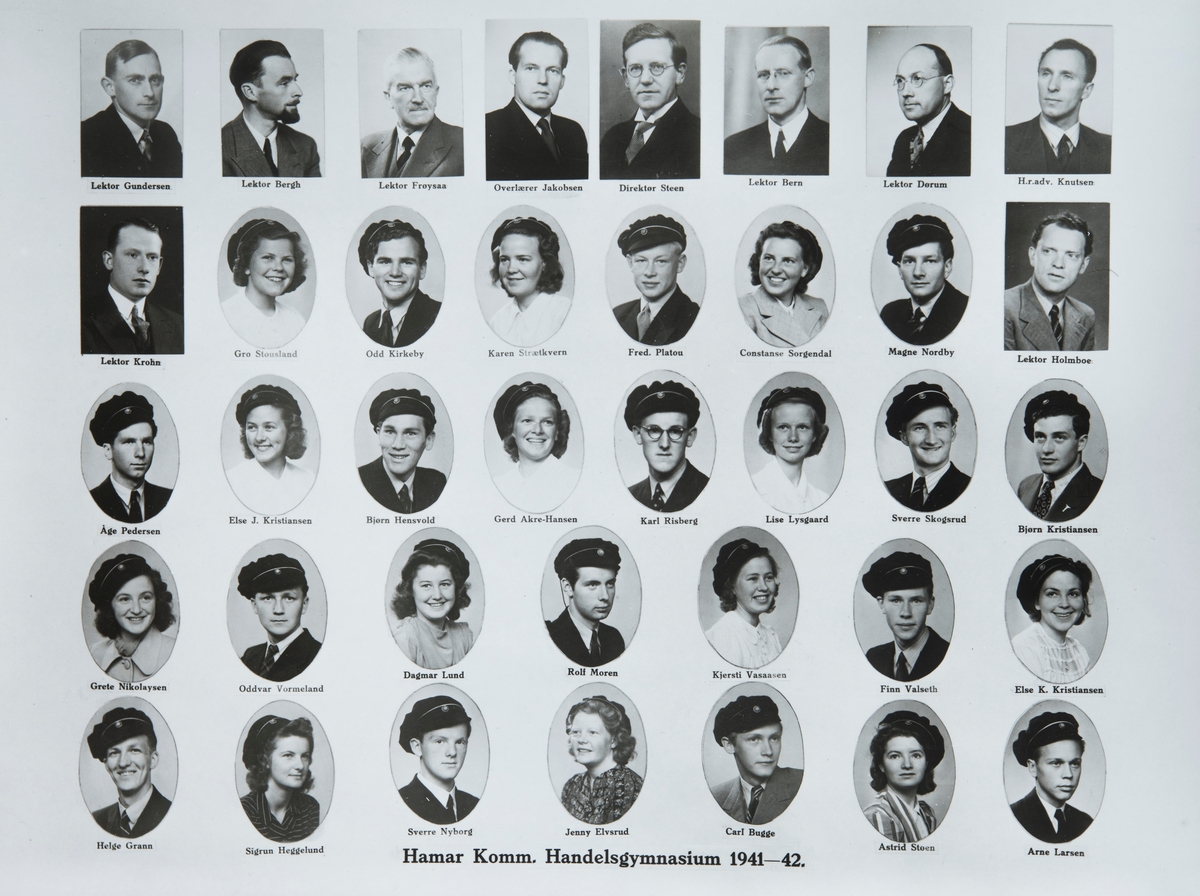 Hamar Kommunale Handelsgymnasium 1941-1942. Elever og lærere. Øverst f.v. lektor Gundersen, lektor Bergh, lektor Frøysaa, overlærer Jakobsen, direktør Steen, lektor Bern, lektor Dørum, H.r.adv. Knutsen. 2. rekke f.v. lektor Krohn, Gro Stousland, Odd Kirkeby, Karen Strætkvern, Fred Platou, Constanse Sorgendal, Magne Nordby, lektor Holmboe. 3. rekke f.v. Åge Pedersen, Else J. Kristiansen, Bjørn Hensvold, Gerd Akre Hansen, Karl Risberg, Lise Lysgaard, Sverre Skogsrud, Bjørn Kristiansen, 4 rekke f.v. Grete Nikolaysen, Oddvar Vormeland, Dagmar Lund, Rolf Moren, Kjersti Vasaasen, Finn Valseth, Else K.Kristiansen. 5. rekke f.v. Helge Grann, Sigrun Heggelund, Sverre Nyborg, Jenny Elvsrud, Carl Bugge, Astrid Steen, Arne Larsen.