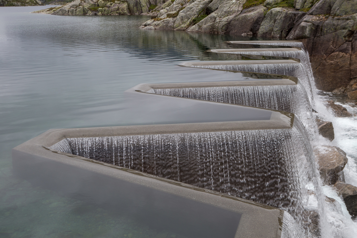 Labyrintoverløpet på dammen ved Svartavatnet. På bilete er magasint fullt og vi ser overløpet i bruk.