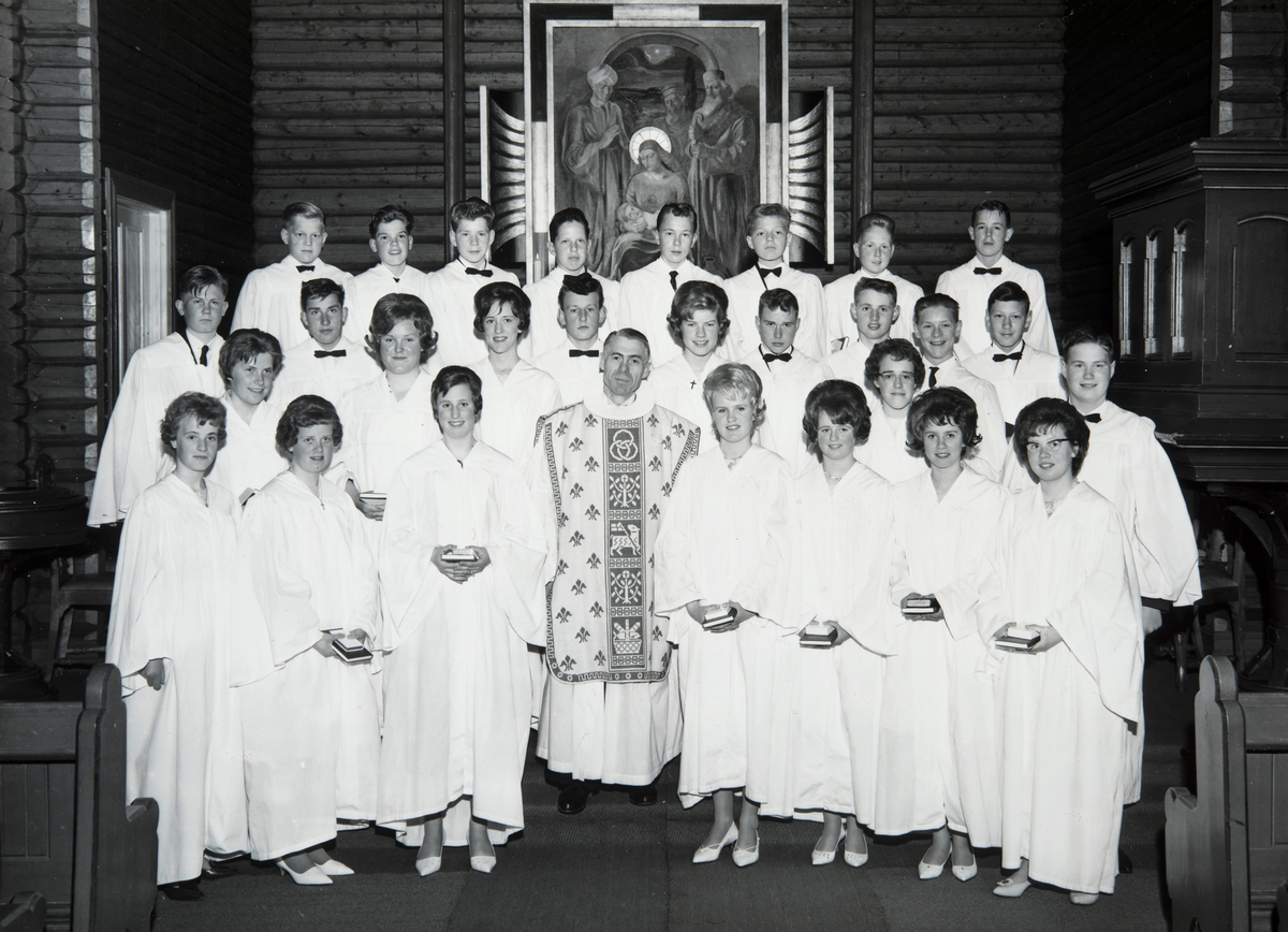 Konfirmanter Øvre Vang kirke. 1. rekke f.v. Kari Hageberg, Åshild Nordli, Marthe Kjellfrid Kaspersen (Berntsen), Lise Knutsen, Bernt Nesvaag, Sigrun Sørli, Laila Nybakken, Astrid Amundsen, Randi Halvorsen, Marit Opgård, Svein Erik Holter. 2. rekke f.v. Erik Johansen, Erik Gulbrandsen, Anne Marit bakken, Gerd Koloseter, Villy Flatby, Marit Nordstad, Reidar Johanessen, Tor Brovold, Arne Hagen, Terje Kristiansen. 3. rekke f.v. Torkild Alderslyst, Jens Magne Hanstad, Knut Ivar Vestli, Olav Fredriksberg, Olav Haugen, Werner Hafsal, Stein Johansen, Stener Viken.