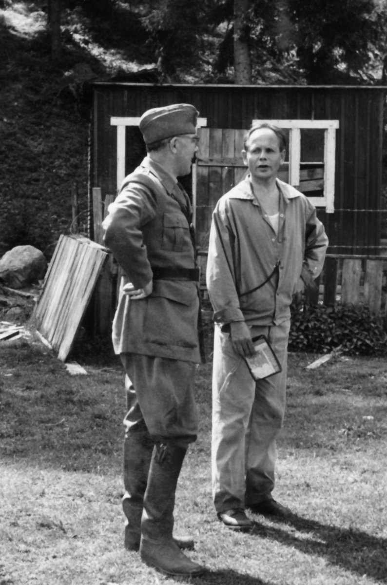 Fälttävlan 1961

Tävling om överste Cavallis vandringspris mellan befälskårerna.

Tre bilder från målgången vid Marietorp.

Bild 1. överfurir Harry Söderberg.

Bild 2. överste Virgin och major? Gerhard Hjukström vid målet.

Bild 3. Ombyte under enkla förhållanden. Närmast rustmästare Robert "Pokalkalle" Karlsson som fixar fötterna.