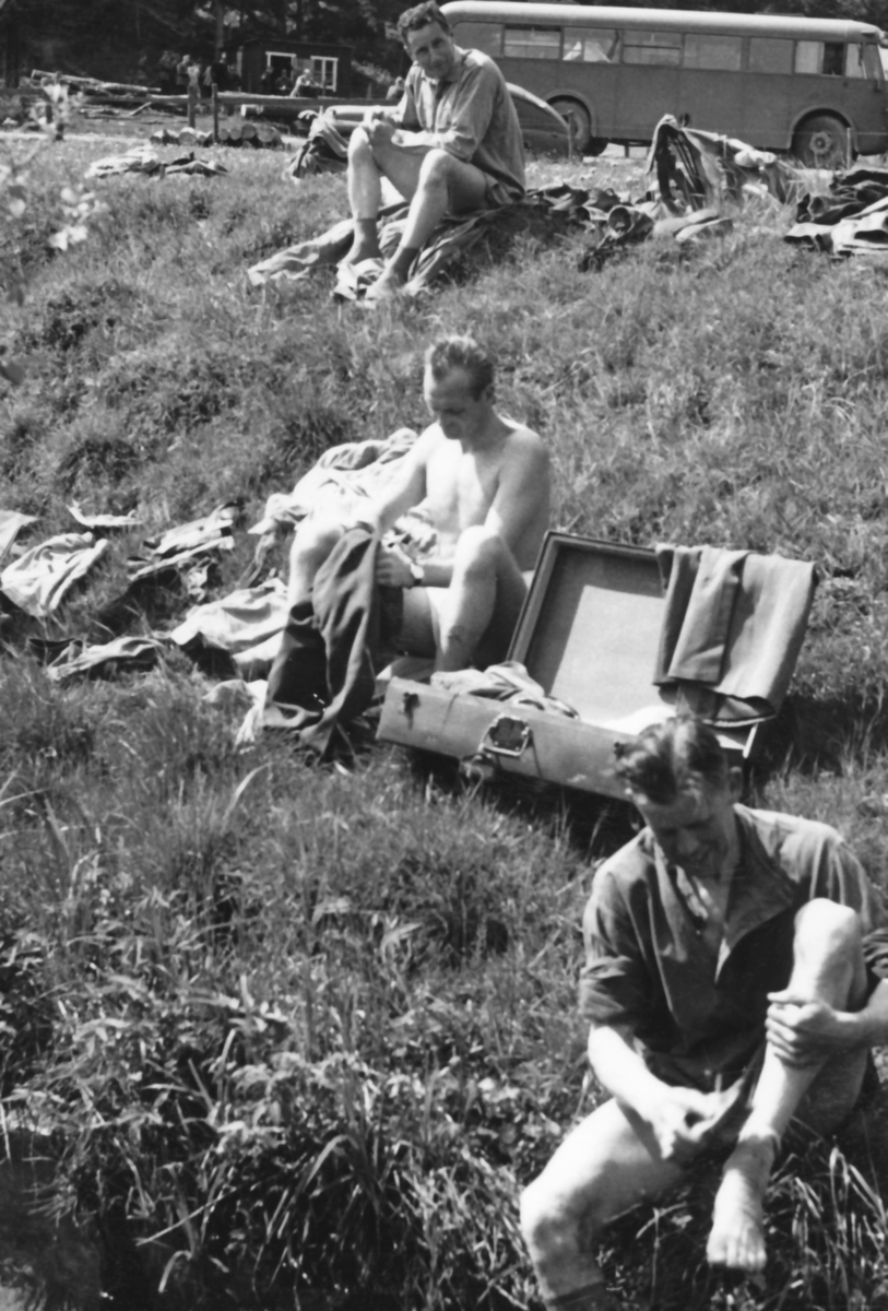 Fälttävlan 1961

Tävling om överste Cavallis vandringspris mellan befälskårerna.

Tre bilder från målgången vid Marietorp.

Bild 1. överfurir Harry Söderberg.

Bild 2. överste Virgin och major? Gerhard Hjukström vid målet.

Bild 3. Ombyte under enkla förhållanden. Närmast rustmästare Robert "Pokalkalle" Karlsson som fixar fötterna.