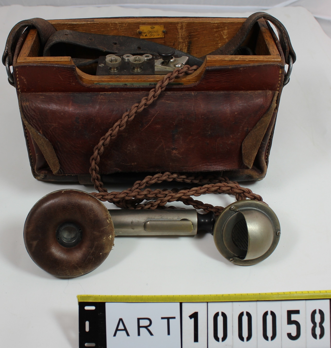 Telefonapparaten inrymmes i ett läderfodral med bärrem, vari även finnes plats för
handmikrotelefon och extra hörtelefon. I fack på fodralets ena kortsida förvaras en skruvmejsel.

Strömkällan är ett batteri, B 3a, vilket sätts in i en batterihållare. I apparatens nedre del finnes
ett fack för batteriet. Batteriet är åtkomligt, om locket på apparatens undersida tages bort. 

För inkoppling finnes på kontaktplinten på apparatens översida två kontaktskruvar L och J föranslutning av enkelledning och jord eller dubbelledning.

Till jackparet märkt ID på telefonapparatens översida kan en ringinduktor m/26 anslutas,
varvid telefonapparaten även kan användas för inkoppling på permanenta ledningar med
lokalbatterisystem eller centralbatterisystem.
(Citat ur Signaltruppernas historia och Soldatinstruktion signaltjänst

Tc nr 90150
