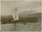 Ett kolorerat fotografi föreställandes ett landskap i Japan, troligen Mount Fuji.