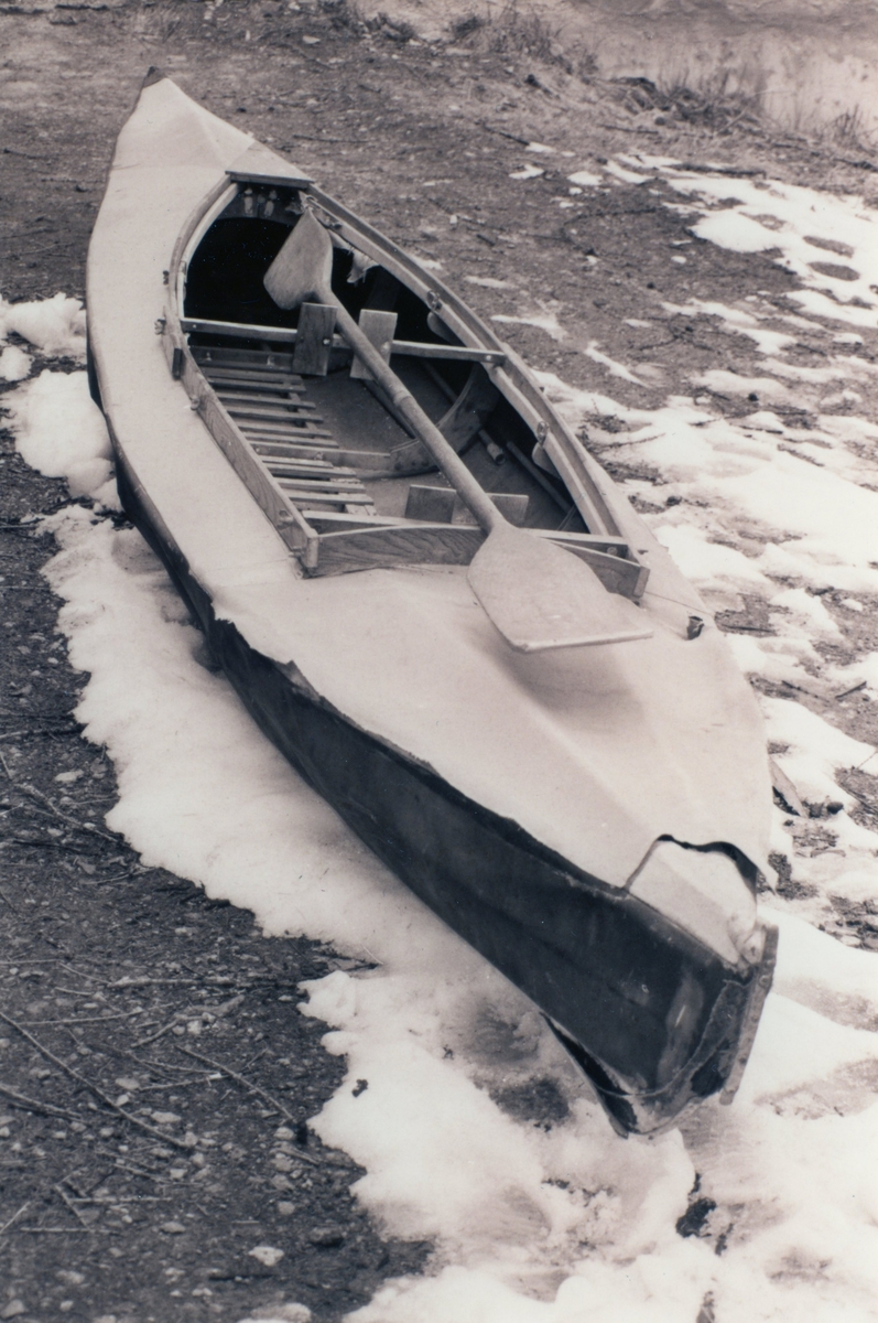 Eldre gjenstandsfotografi av en sabotasjekajakk fra 2. verdenskrig. Tilhører Sunnmøre Museums samlinger.