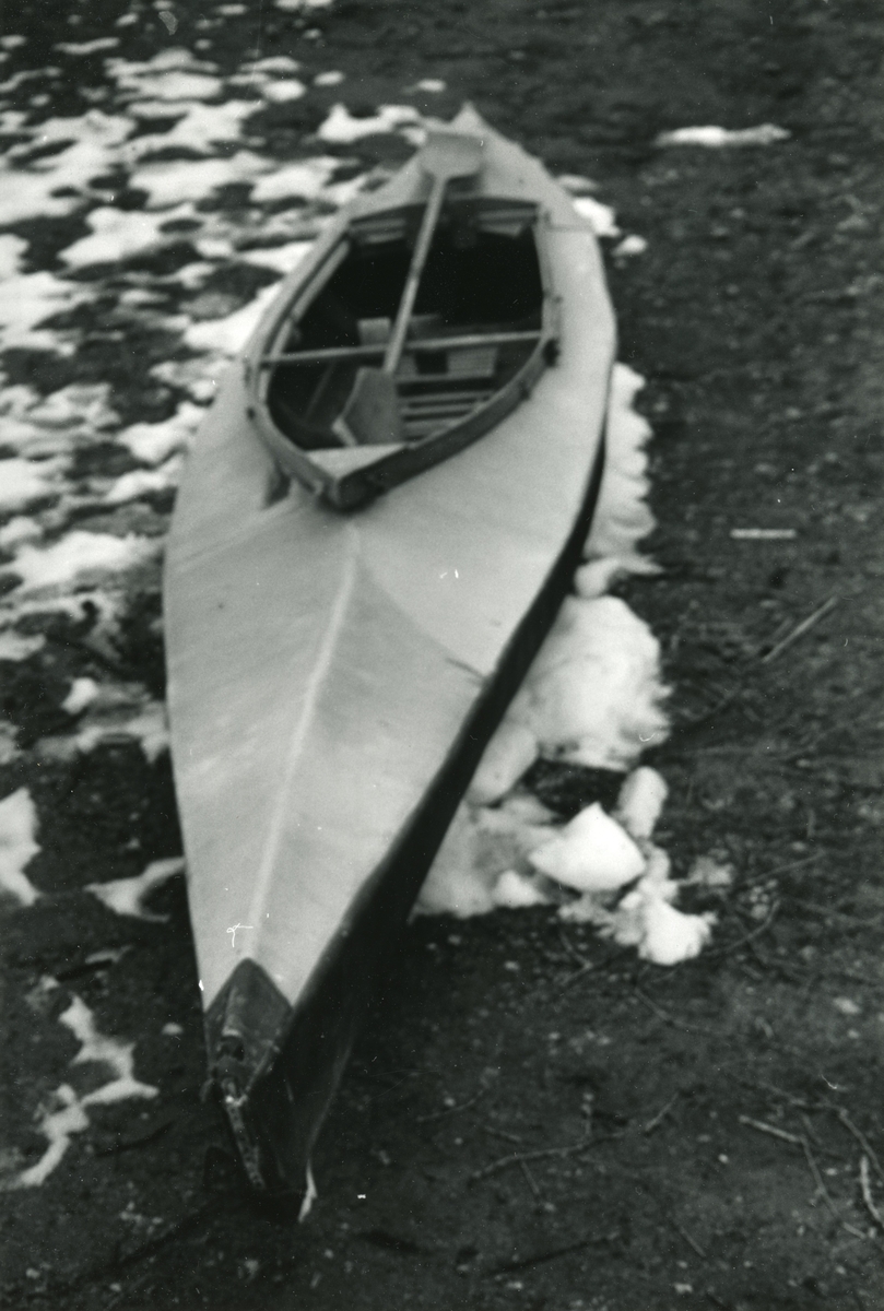 Eldre gjenstandsfotografi av en sabotasjekajakk fra 2. verdenskrig. Tilhører Sunnmøre Museums samlinger.