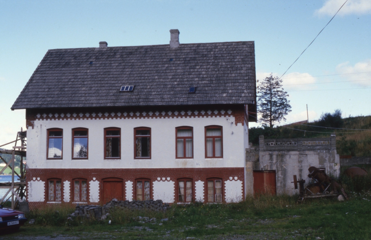 Dokumentasjonsbilder i serie av et gammelt bedriftsområde, Heinrich Schmidt's bedrift i Sykkylven.