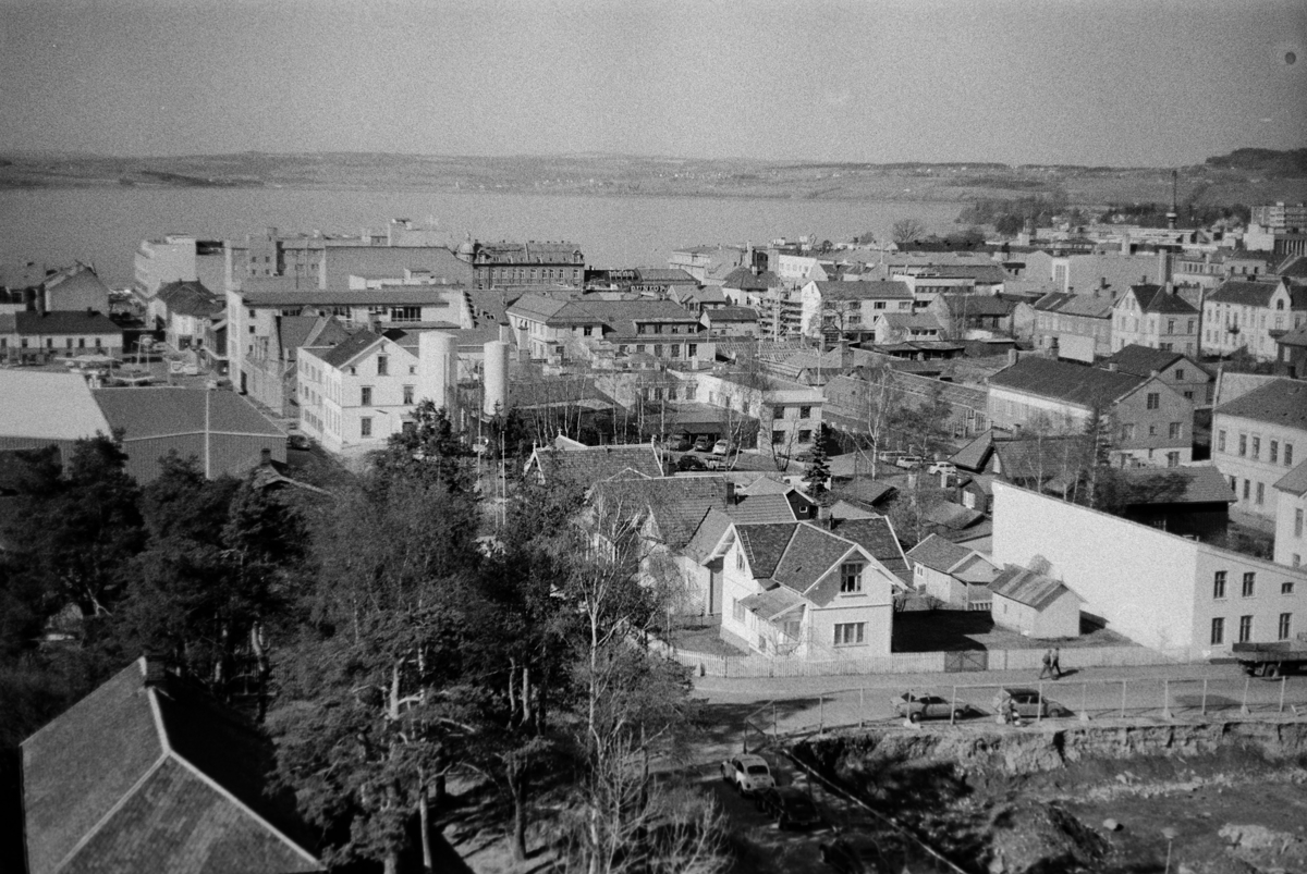 Oversikt, utsikt fra Fylkeshuset, Hamar. Mot bebyggelsen i Enggata, Vangsvegen,