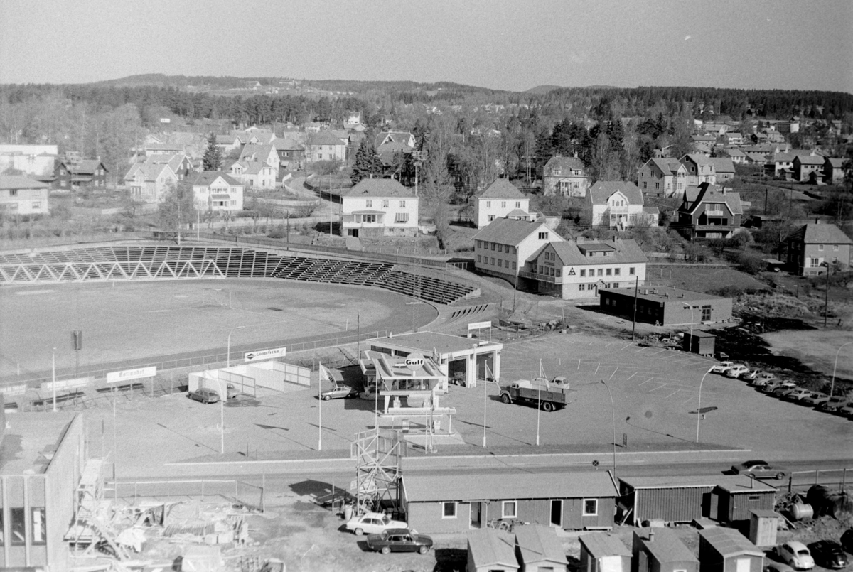 Oversikt, utsikt fra Fylkeshuset, Hamar. Mot bebyggelsen ved Hamar stadion, Holsetgata,