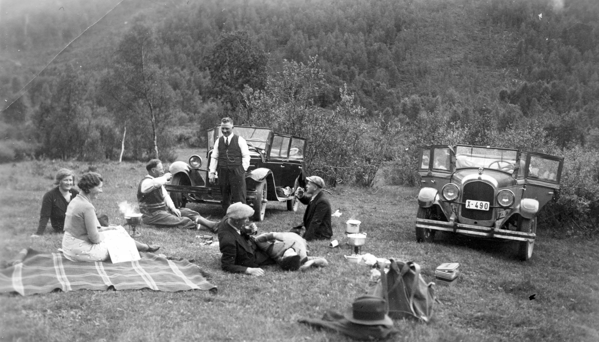 Harstadfolk på picnic en gang rundt 1930. Biler i bakgrunnen.