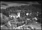 Flygfoto över Västra Skedvi kyrka, Köping