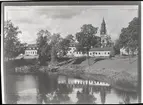 Vy över Skinnskatteberg med kyrkan.