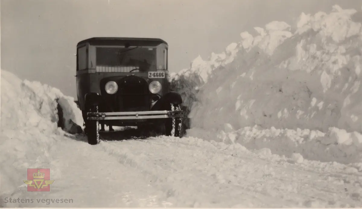 Håndskrift på baksiden av bildet: " Tønsberg-Vivestad. Rutebilbrøytning Mars 1931. Øveraasens nye Forplog Nr.4 og Akreplog." 
Opplysninger: "Z i Vestfold fra April 1929.  Z-6666 er registrert som kombinert bil, last og persontransport. Ford. Riktig støtfanger og lykter, og hornet på rett plass. Bensinfylling foran frontruten." Opplysninger fra John Hindklev.
Opplysninger 09.03.2020:  "I mellomkrigstida var der vanlig at rutebilselskaper tok seg av snøbrøyting. Dette var en del av betingelsene for å få konsesjon for rutedrift. Bruk av brøyteploger ble vanlig på andre halvdel av 1920-tallet." Opplysninger fra Sveinung Berild. 

 Ref. til "Meddelelser fra Veidirektøren" Nr. 10- og Nr. 11-1931: "Snerydningen på våre veier vinteren 1930-1931." 
Bilde 2 og 3) Samme bil og helside i album "Snebrøyting og sneskjermer.