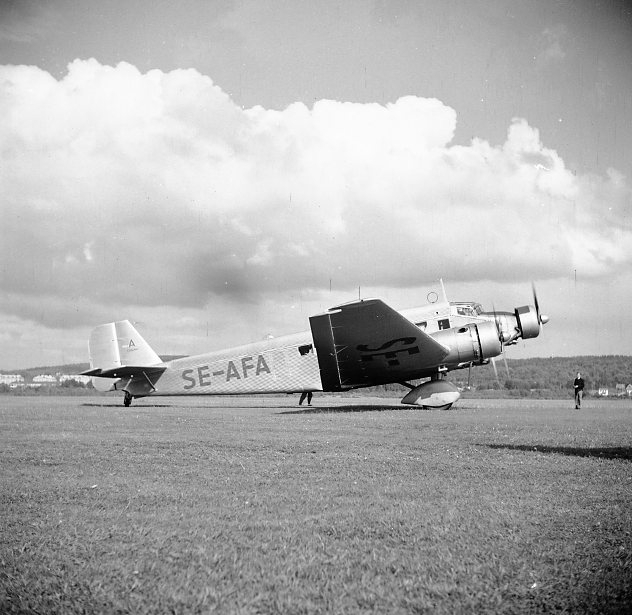 Flyguppvisning på Jönköpings flygplats. Flygplan på marken.