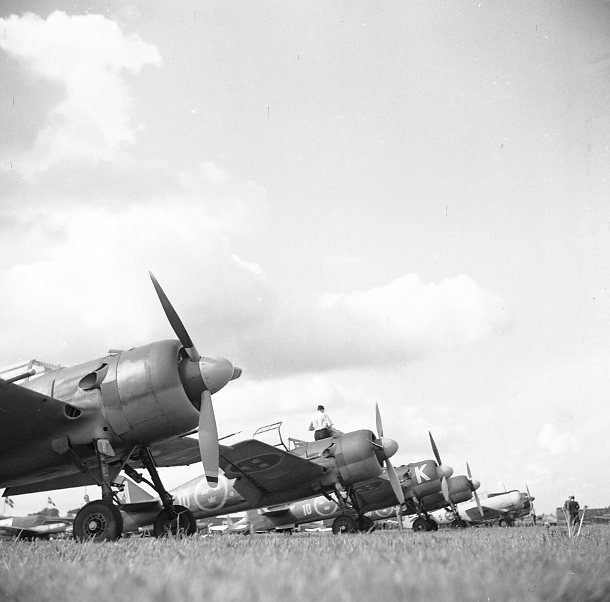 Flyguppvisning på Jönköpings flygplats. Flygplan J 22A på marken.