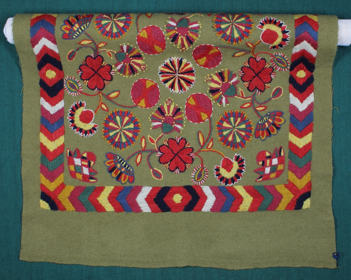 Skånsk dyna, 50 x 50, kopia. Inbroderat 1912.
På grön boj broderi i alla färger i plattsöm och schattersöm. Kristianstads Län.
Inköpt genom Svensk Hemslöjd.

Äldre katalogisering av Elisabeth Thorman (enl. uppgift).
