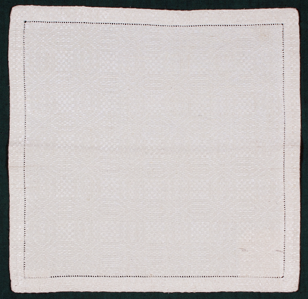 Servett, 28 x 28 cm, 1 av 6 st, daldräll av halvblekt lingarn, fållad med halv enkel utdragssöm. Mora hemslöjd (2010) Pris 2:25 pr st.

Katalogiserad av Karin Nordenfelt, Elisabet Stavenow,
Marie-Louise Wulfcrona-Dagel.
