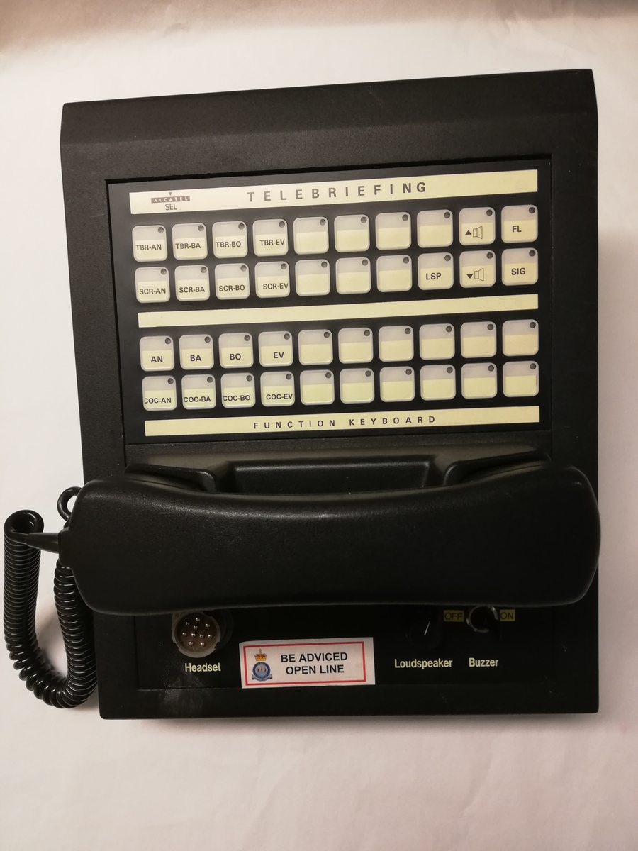 Sambandsapparat med handset. Det er også mulighet for tilkobling av headset.