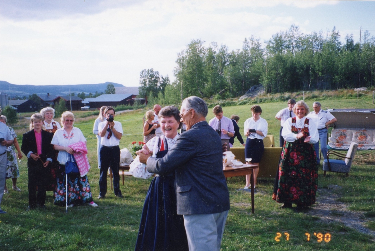 Frå gullbryllaupet til Astrid Solbrekken Tubbehaugen og Per Tubbehaugen dansar på tunet..