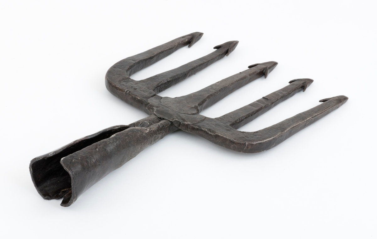 Lysteret er av typen "kamlyster". (Se Kulturhistorisk leksikon for nordisk middelalder s. 659 f. f. ) Det er sikkert laget i Haltdalen og er brukt i Gaula og Hulta elv i Haltdalen. Siste gang i bruk ca. 1905 (1903-1908). 
Lysteret er skaffet til museet av Olaf Grønset, Haltdalen.
Se også SJF 4005, Lysterkurv.