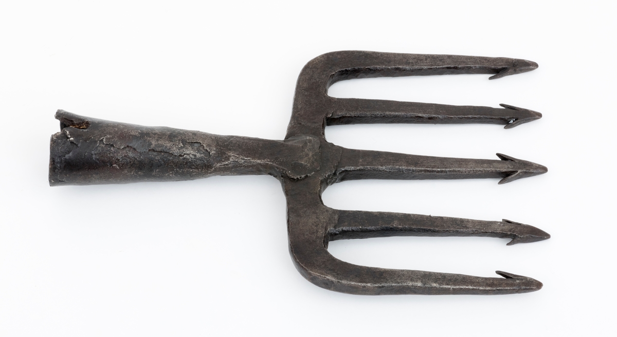 Lysteret er av typen "kamlyster". (Se Kulturhistorisk leksikon for nordisk middelalder s. 659 f. f. ) Det er sikkert laget i Haltdalen og er brukt i Gaula og Hulta elv i Haltdalen. Siste gang i bruk ca. 1905 (1903-1908). 
Lysteret er skaffet til museet av Olaf Grønset, Haltdalen.
Se også SJF 4005, Lysterkurv.