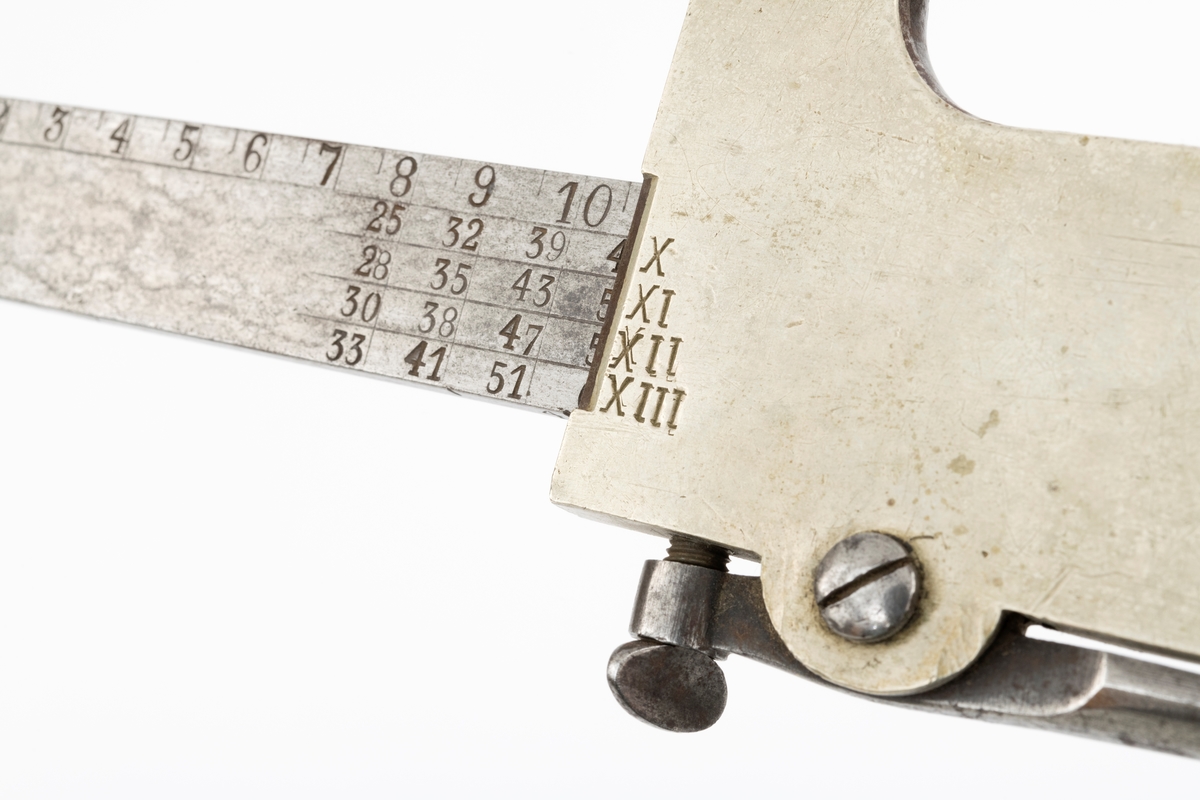 Skyveklave for diametermåling og volumberegning tømmer, altså en såkalt «kubikklave». Redskapet er lagd av stål. Det har en 52,3 centimeter lang, rett linjal med rektangulært tverrsnitt (2,4 X 0.4 centimeter). I den ene enden er det påtappet en rettvinklet 20,3 centimeter lang klavearm (målt langs innersida, 23,4 centimeter utvendig) som smalner noe mot ytterenden. Klaven har også en bevegelig arm med samme lengde og samme vinkling i forhold til linjalaksen. Denne armen er smidd sammen med en fal som tjente som handtak når den bevegelige klavearmen skulle posisjoneres under målingsarbeidet. På tverrenden av denne komponenten er det montert en fjærbelastet stålhendel, der endeleddet, ved hjelp av en vingemutter i den andre enden, kan låses i en bestemt posisjon, basert på tommemål på klavelinjalens tverrende. På den ene sida av aluminiumsdekselet på handtaket er romertallene IIIX, IIX, IX og X innstemplet. På den andre sida finner vi tallrekka XIV, XV, XVI, XVII og XVIII. Disse tallene refererer antakelig til relevante lengdemål på tømmerstokker, oppgitt i halvmetere. Ved å sammenholde disse tallene med tallrekker på klavelinjalens langsider kunne man lese av stokkvolumene, målt i liter. Den ene flatsida har også en diameterskala i centimeter, mens tommediametere avleses på linjalens tverrende. Alle mål avleses ved den bevegelige klavearmens innerkant. Ved bruk av diameterklave sparte tømmermålerne mye kontorarbeid med volumberegninger med utgangspunkt i lengde- og midtmål. Produsentens stempel er plassert på en av klavelinjalens ytterender.

Denne klavetypen skal være konstruert av Ole S. Øvergaard (1873-1945) fra Lillestu Koppang i Stor-Elvdal, som på dette tidspunktet var driftsbestyrer på Evenstad skogskole i Stor-Elvdal. Den ble mønsterbeskyttet i 1914. Bare de første kubikklavene hadde volumer angitt i hele liter, senere grovere inndeling.