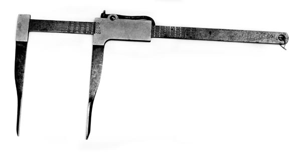 Skyveklave for diametermåling og volumberegning tømmer, altså en såkalt «kubikklave». Redskapet er lagd av stål. Det har en 52,3 centimeter lang, rett linjal med rektangulært tverrsnitt (2,4 X 0.4 centimeter). I den ene enden er det påtappet en rettvinklet 20,3 centimeter lang klavearm (målt langs innersida, 23,4 centimeter utvendig) som smalner noe mot ytterenden. Klaven har også en bevegelig arm med samme lengde og samme vinkling i forhold til linjalaksen. Denne armen er smidd sammen med en fal som tjente som handtak når den bevegelige klavearmen skulle posisjoneres under målingsarbeidet. På tverrenden av denne komponenten er det montert en fjærbelastet stålhendel, der endeleddet, ved hjelp av en vingemutter i den andre enden, kan låses i en bestemt posisjon, basert på tommemål på klavelinjalens tverrende. På den ene sida av aluminiumsdekselet på handtaket er romertallene IIIX, IIX, IX og X innstemplet. På den andre sida finner vi tallrekka XIV, XV, XVI, XVII og XVIII. Disse tallene refererer antakelig til relevante lengdemål på tømmerstokker, oppgitt i halvmetere. Ved å sammenholde disse tallene med tallrekker på klavelinjalens langsider kunne man lese av stokkvolumene, målt i liter. Den ene flatsida har også en diameterskala i centimeter, mens tommediametere avleses på linjalens tverrende. Alle mål avleses ved den bevegelige klavearmens innerkant. Ved bruk av diameterklave sparte tømmermålerne mye kontorarbeid med volumberegninger med utgangspunkt i lengde- og midtmål. Produsentens stempel er plassert på en av klavelinjalens ytterender.

Denne klavetypen skal være konstruert av Ole S. Øvergaard (1873-1945) fra Lillestu Koppang i Stor-Elvdal, som på dette tidspunktet var driftsbestyrer på Evenstad skogskole i Stor-Elvdal. Den ble mønsterbeskyttet i 1914. Bare de første kubikklavene hadde volumer angitt i hele liter, senere grovere inndeling.