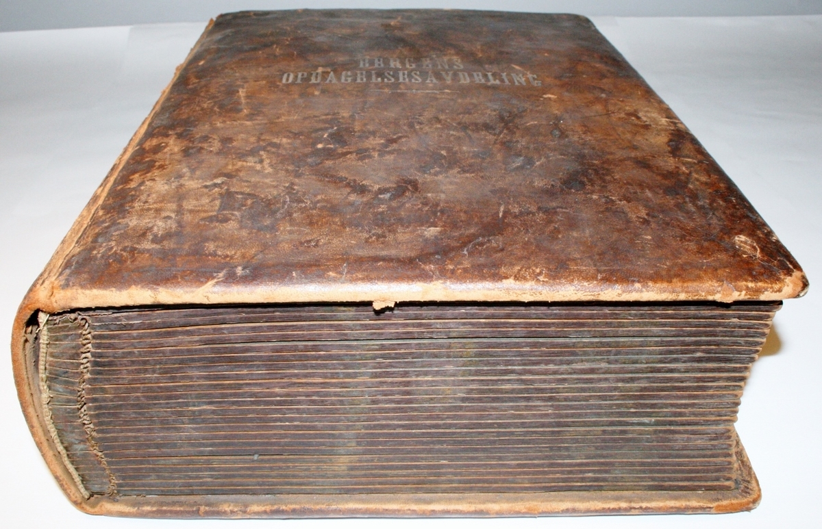 Bilder fra åsteder, falskmynteri, drap, selvmord, likskjending, m.m.