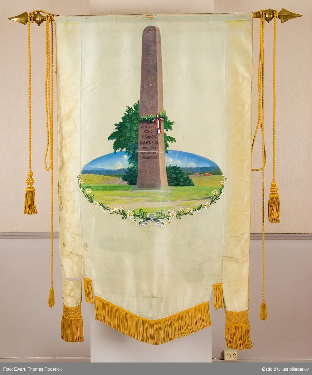 Fane til Eidsiva Ungdomslag stiftet 3. februar 1895. Forside og bakside.
Påskrift på bauta i motiv:  Gud signe vaart dyre fedreland.