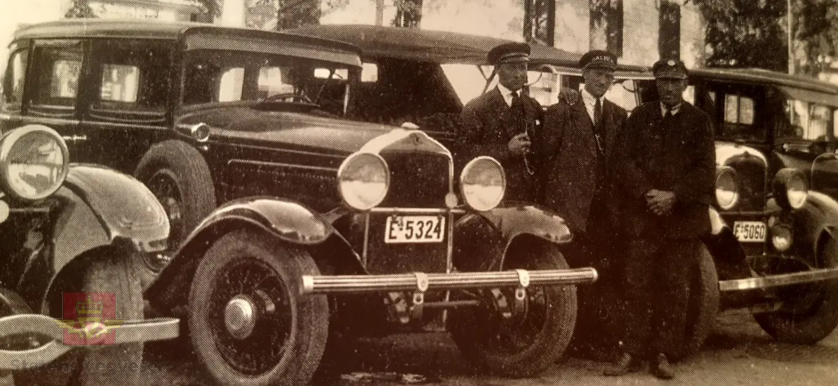 Lars Bernt Lerdahl ved drosjen, en 1930-1931 modell Nash med registreringsnummer E-5324. (Ekstrautstyr varmefrontrute). Bildet er tatt ca. 1937 i Fåberggata 131b. Bilen har nok Lerdahl kjøpt brukt ca. 1935, da denne har overtatt reg.nr. etter hans forrige bil. (En 1928 modell Willys Knight) 
25.04.2024: "Nashen er en 1931 modell, ikke 1930. Den har parklykter på forskjermene, mens 1930 modellene hadde parklyktene helt oppe ved frontvinduet." (Opplysninger fra Tom Nordlie).
Bilde 2) Lars Lerdahl til venstre med sin Willy Night. 1930. Kilde: Lillehammer Motorcentral 75 år. (Utklipp)
Se vedlegg i Nedlastinger.
Ref. til "Veteranvognføreren."  Blad for Lillehammer Veteranvognklubb. s29-30. 
Ref. til  "Lillehammer Motorcentral as. 75 år." 1997.