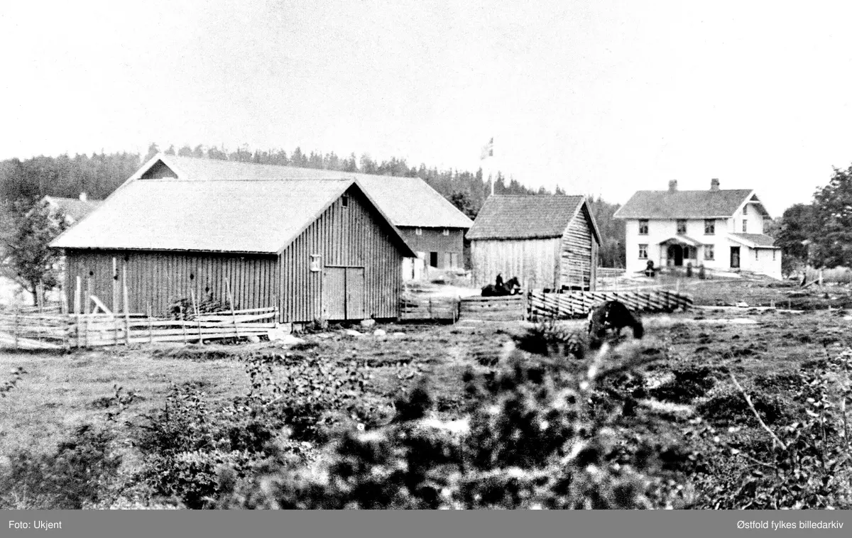 Amundrud i Spydeberg, oversiktsbilde fra tunet med våningshus, fjør, låve, bu mm, ca. 1890.