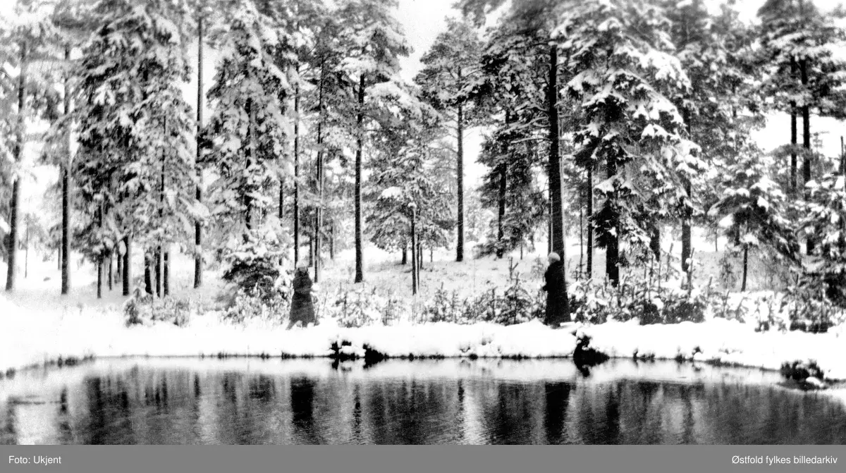 Gårdsbrønnen på Grønlien i Rolvsøy 1. mai 1929 , med snø! Alle gårdsbruk hadde gårdsbrønn. I beste fall var det vannledning til fjøset, der var det pumpe. Men de fleste bar vann til dyrene. Om sommeren beitet kyrne ute og drakk rett av brønnen. Ved tørke kunne man ikke bruke vann fra ila til vask og reingjøring, da ble gårdsbrønnen brukt.