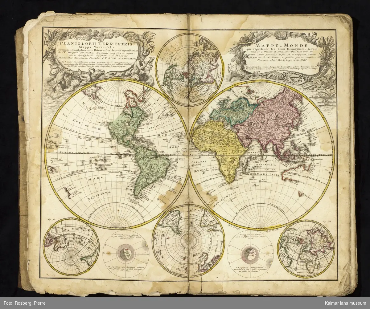 KLM 11934. Kartbok. Atlas Novus Terrarum Orbis Imperia, Regna et Status.. Opera Johannis Baptistae Homanni. Folio i helt skinnband. Titelgravyr med skepp, Neptunus, Merkurius m.m. Datering: Nürnberg 1748. Ett flertal namnteckningar: Christianus Hultbergh 1765. Simon Bruhn 1751. O Håkansson 1825, 1809. Dubblett av titelgravyren i något olika kolorering.