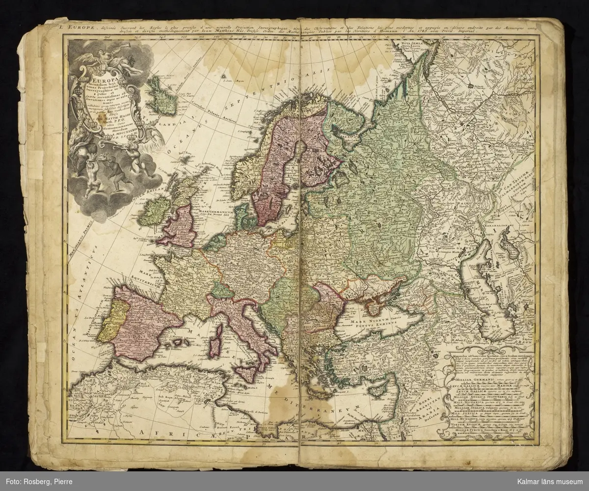 KLM 11934. Kartbok. Atlas Novus Terrarum Orbis Imperia, Regna et Status.. Opera Johannis Baptistae Homanni. Folio i helt skinnband. Titelgravyr med skepp, Neptunus, Merkurius m.m. Datering: Nürnberg 1748. Ett flertal namnteckningar: Christianus Hultbergh 1765. Simon Bruhn 1751. O Håkansson 1825, 1809. Dubblett av titelgravyren i något olika kolorering.