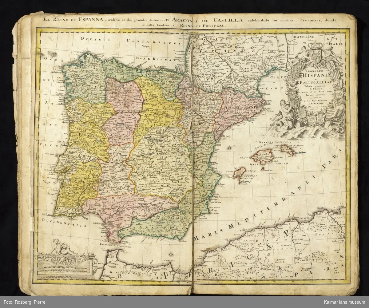 KLM 11934. Kartbok. Atlas Novus Terrarum Orbis Imperia, Regna et Status.. Opera Johannis Baptistae Homanni. Folio i helt skinnband. Titelgravyr med skepp, Neptunus, Merkurius m.m. Datering: Nürnberg 1748. Ett flertal namnteckningar: Christianus Hultbergh 1765. Simon Bruhn 1751. O Håkansson 1825, 1809. Dubblett av titelgravyren i något olika kolorering.