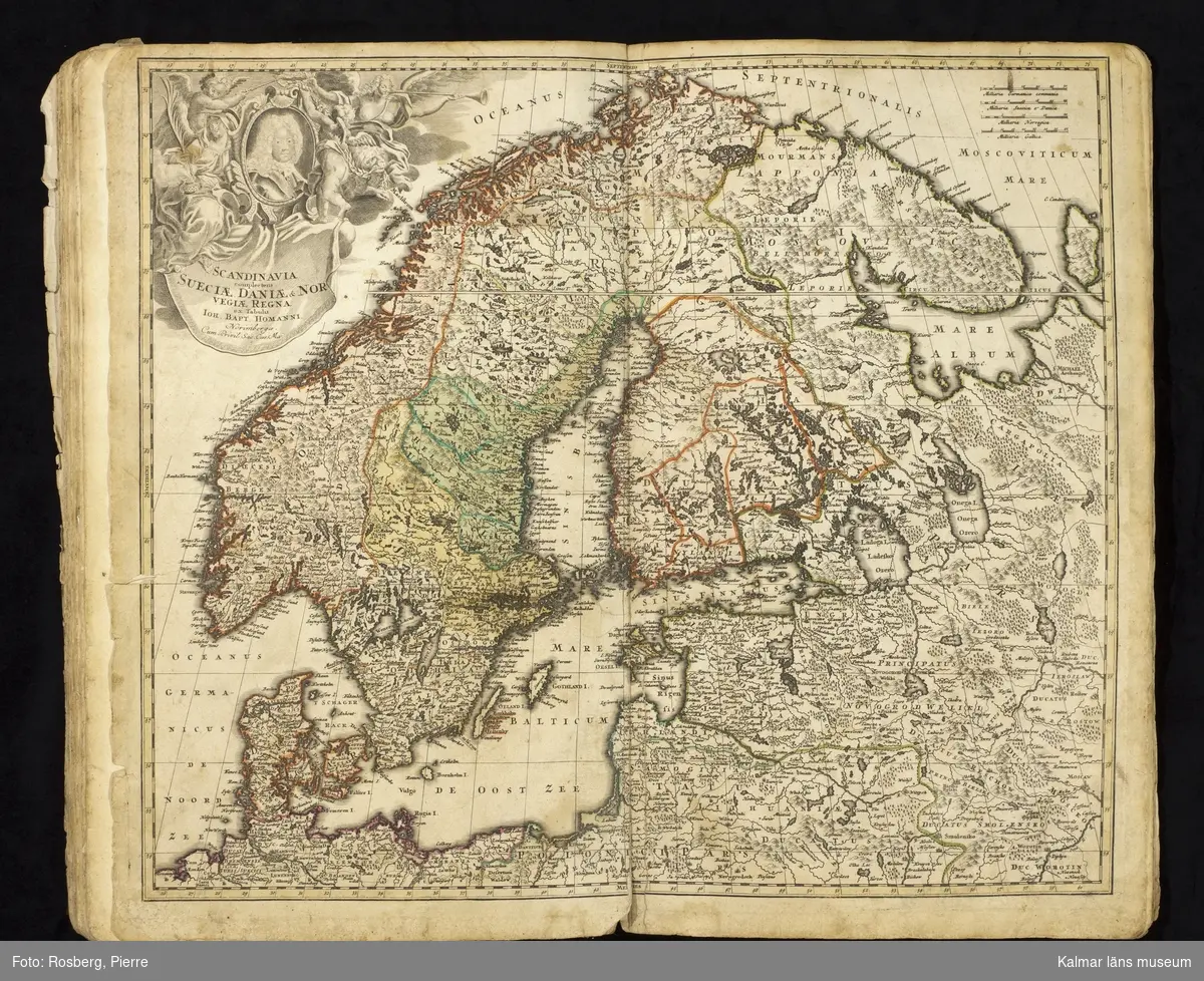 KLM 11934. Kartbok. Atlas Novus Terrarum Orbis Imperia, Regna et Status.. Opera Johannis Baptistae Homanni. Folio i helt skinnband. Titelgravyr med skepp, Neptunus, Merkurius m.m. Datering: Nürnberg 1748. Ett flertal namnteckningar: Christianus Hultbergh 1765. Simon Bruhn 1751. O Håkansson 1825, 1809. Dubblett av titelgravyren i något olika kolorering.