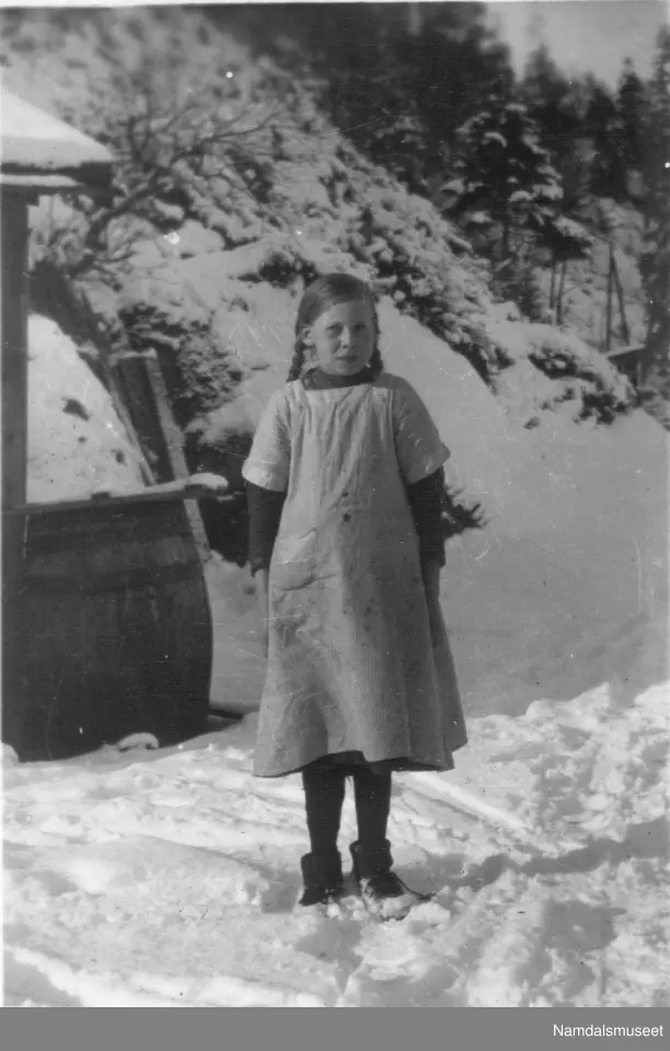 Ung pike i snøen.