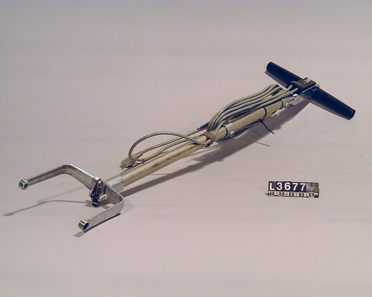 Gaffelskaft med handtag till golvbonare mod B6. Inbyggd strömbrytare i skaftet. Handtaget är i svart bakelit.