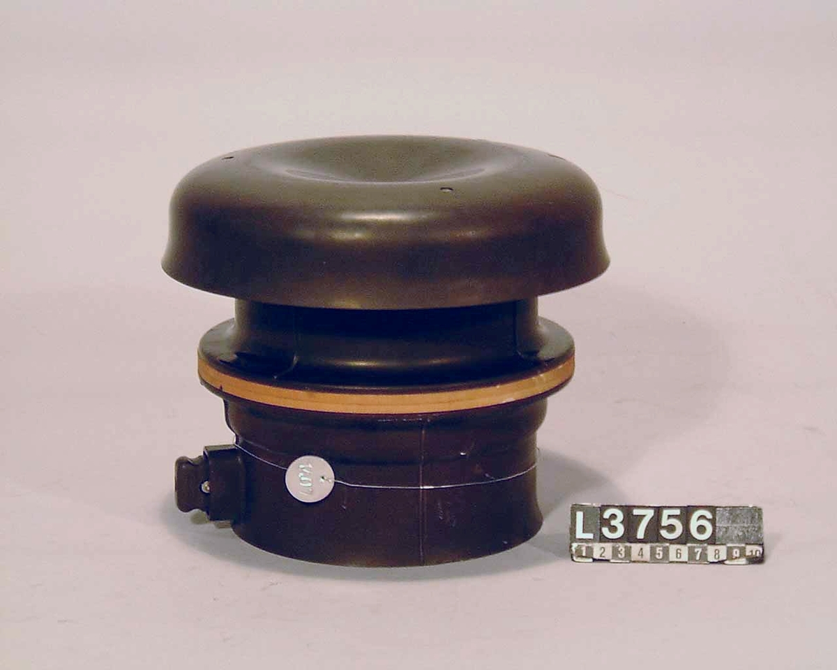 Köksfläkt i metall och plast som kan skruvas isär som en burk och skruvas fast i ett hål, ex i ett  fönster. Hela fläkten är i brun bakelit.