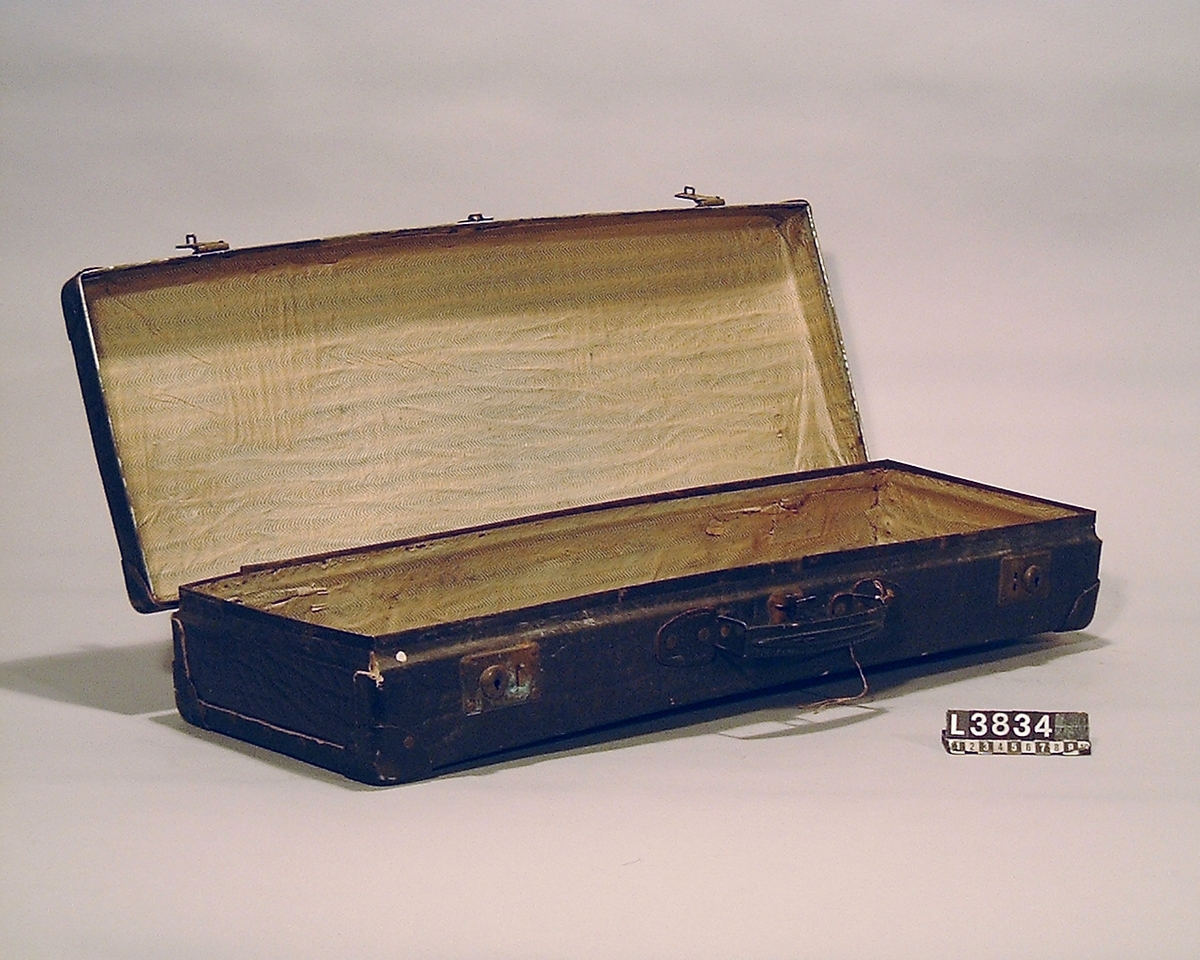 Skaftdammsugare i blankmetall, samtliga tillbehör i metall. Golvmunstycke är i järn värmebatteri för hårtork finns med.