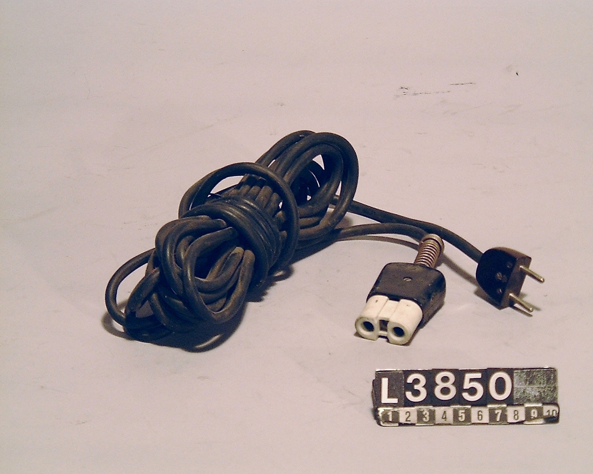 Universalkabel till dammsugare, som har anslutningsdosa med rundstift.