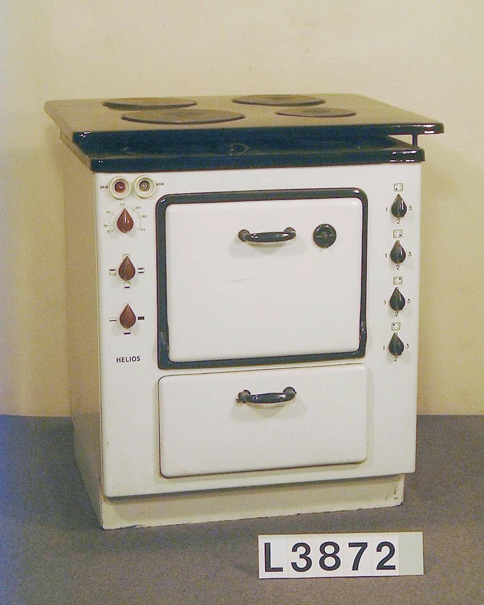 Elspis, med fronten vitemaljerad och upfällbar överhäll i svart emalj. Spisen har fyra plattor, ugn som är termostatreglerad och värmeskåp. Totalt är spisen på 6950 W. Samtliga plåtar finns.