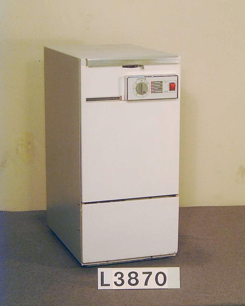 Golvdiskmaskin (smalmodellen) som har en kapacitet av 12 tallrikar, 12 assietter, 15 koppar eller glas och en mängd bestick. Maskinen är rullbar på hjul. Kabinett i ljuddämpande vinylöverdragen plåt. Frontluckans insida är i rostfri plåt. På frontluckan sitter en dosa där programvredet och strömbrytaren är placerad. Maskinen har fyra program.