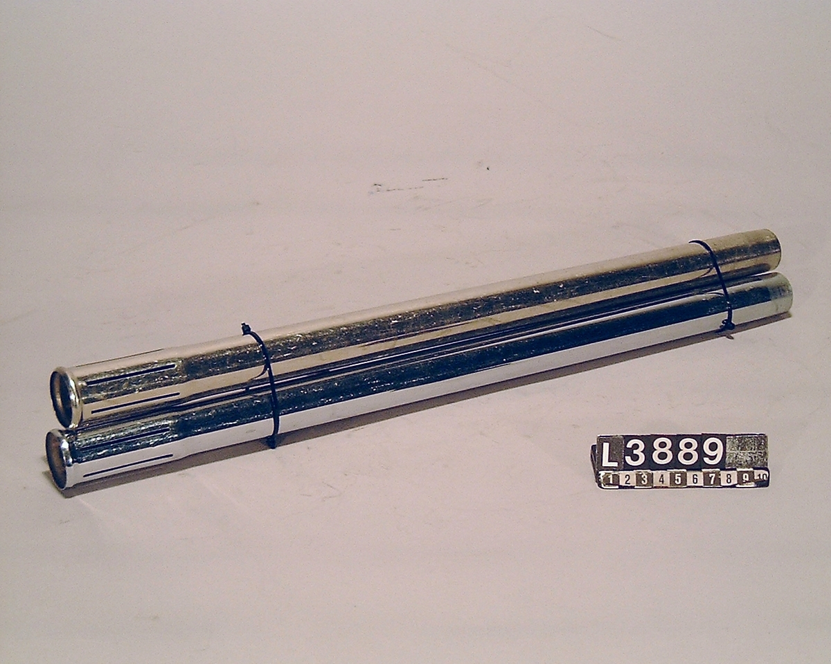 Två st. skarvrör i kromad metall som utgör kopplingen till mellan slang och golvmunstycke på alla Electrolux dammsugare. Vid kopplingarna finns urstansade spår som ger ett mönster.