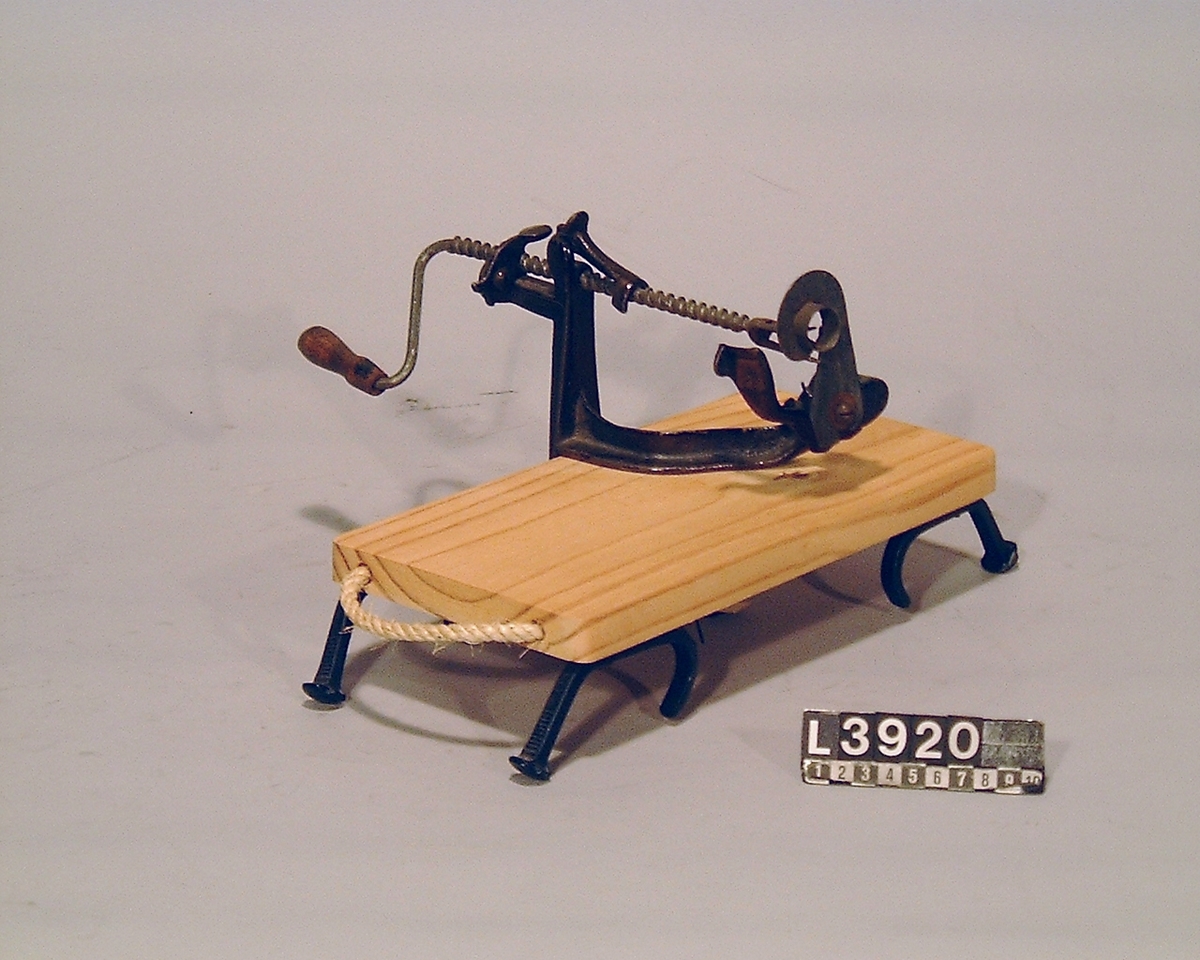 Handdriven äppelskalare i svartmålat gjutjärn. Veven och äppelhållaren är kromad. Färgen är sliten.