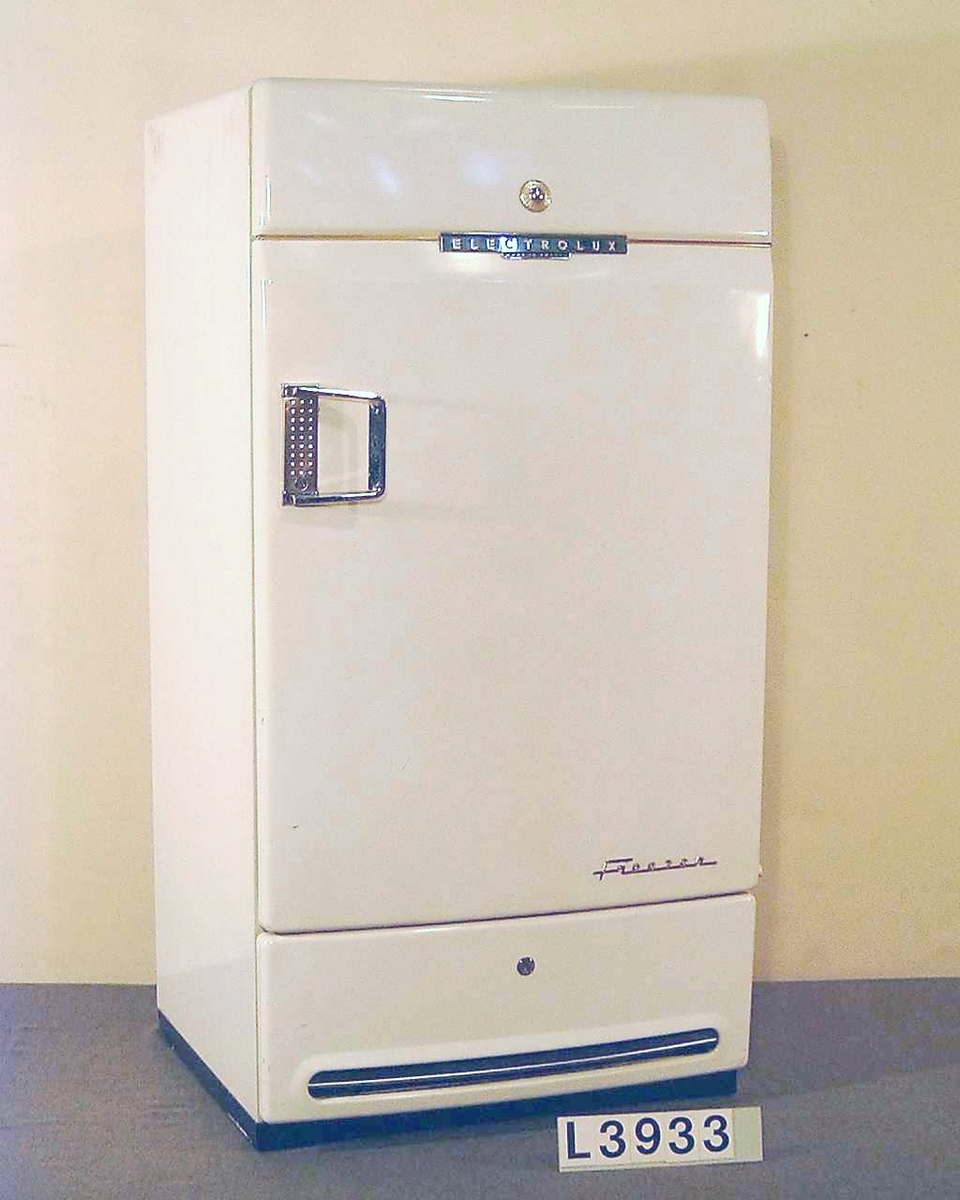 Fristående kompressorfrysskåp med en volym på 315 liter. Kylskåpet är designat i klassisk 1950-tals stil, med detaljer i gulmetall.