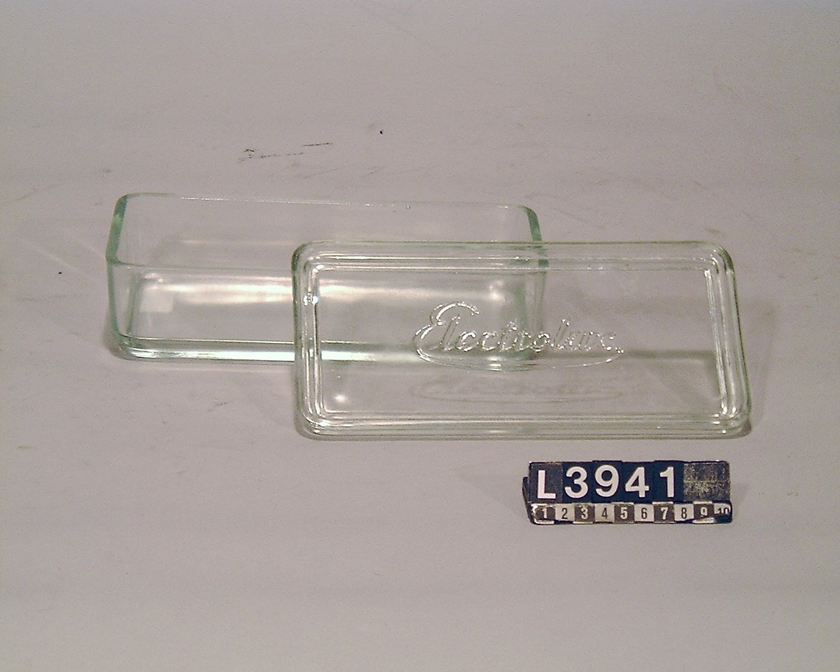 Förvaringslåda i glas, för livsmedel. På locket är Electrolux-namnet ingjutet. Lådan har en storlek på 10 x 30 cm.