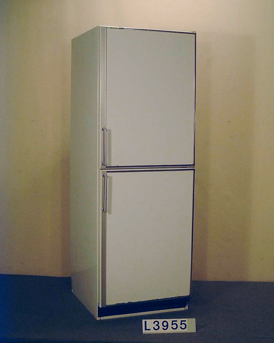 Electrolux kompressordrivna kyl & frysskåp, med en kyldel på 210 liter och en frysdel på 170 liter. Kylskåpsdelen är självavfrostande. Skåpet är vitlackerat med kromade handtag.